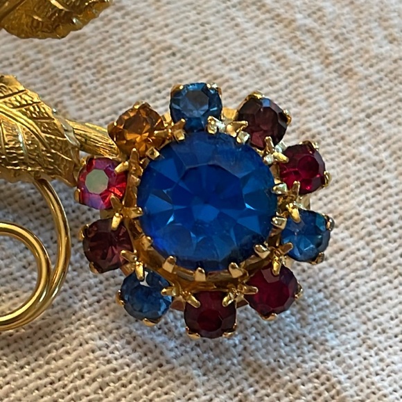 Rhinestone multicolor Flower Pin in Gold-tone setting unused condition - Picture 4 of 11